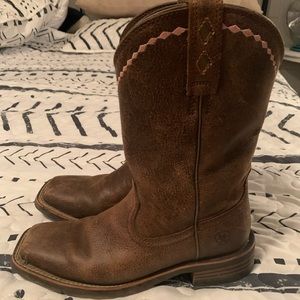 Ariat 7.5B women. Beautiful condition. Square toe. Hard to find in square toe.